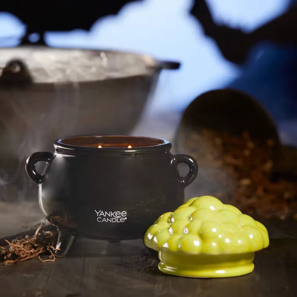 phantom-bookshop-bubbling-cauldron-candle